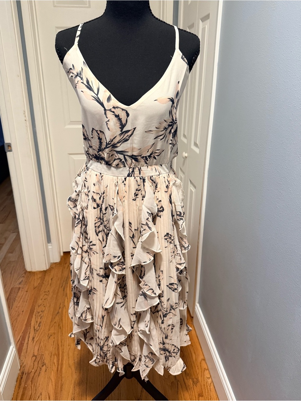 WALTER BAKER Bautista Pleated Floral Chiffon Midi Dress Beige 8 NWT